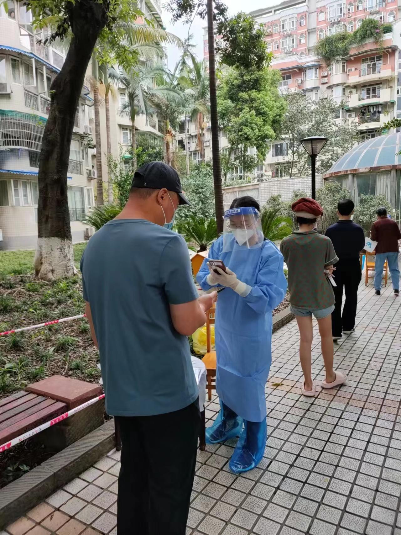 2022.9.4現(xiàn)代農(nóng)擔黨支部組織委員、副總經(jīng)理高洪燕在所住小區(qū)（武侯區(qū)雙楠花園）協(xié)助社區(qū)核酸檢測登記、掃碼工作 (2)